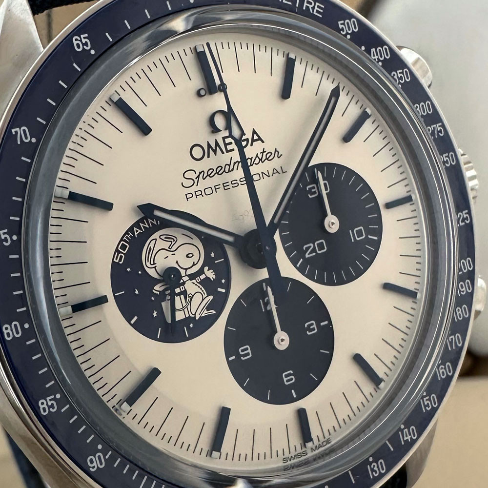 Omega Speedmaster Silver Snoopy Award 31032425002001 Omega Speedmaster Silver Snoopy Award 31032425002001